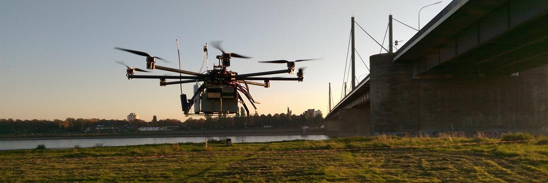 Octocopter Fliegt vor der Theodor-Heuss-Brücke